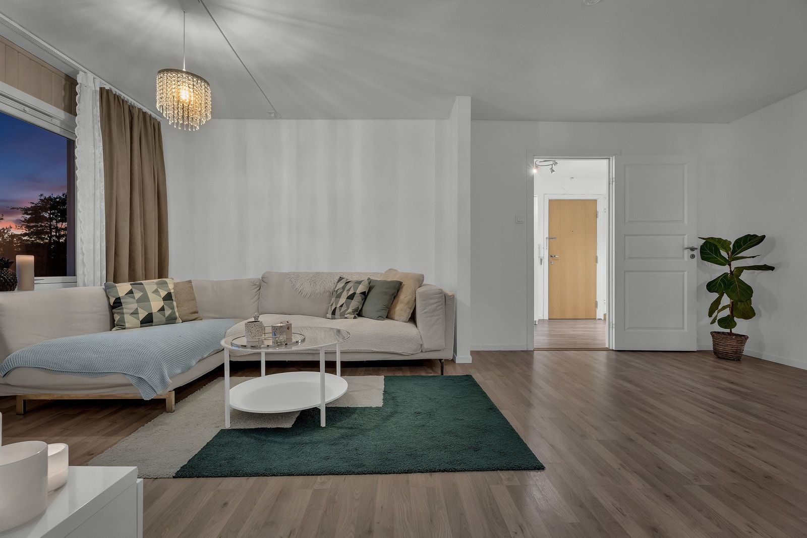 I stuen er det slette hvitmalte vegger og laminat på gulv Galleribilde
