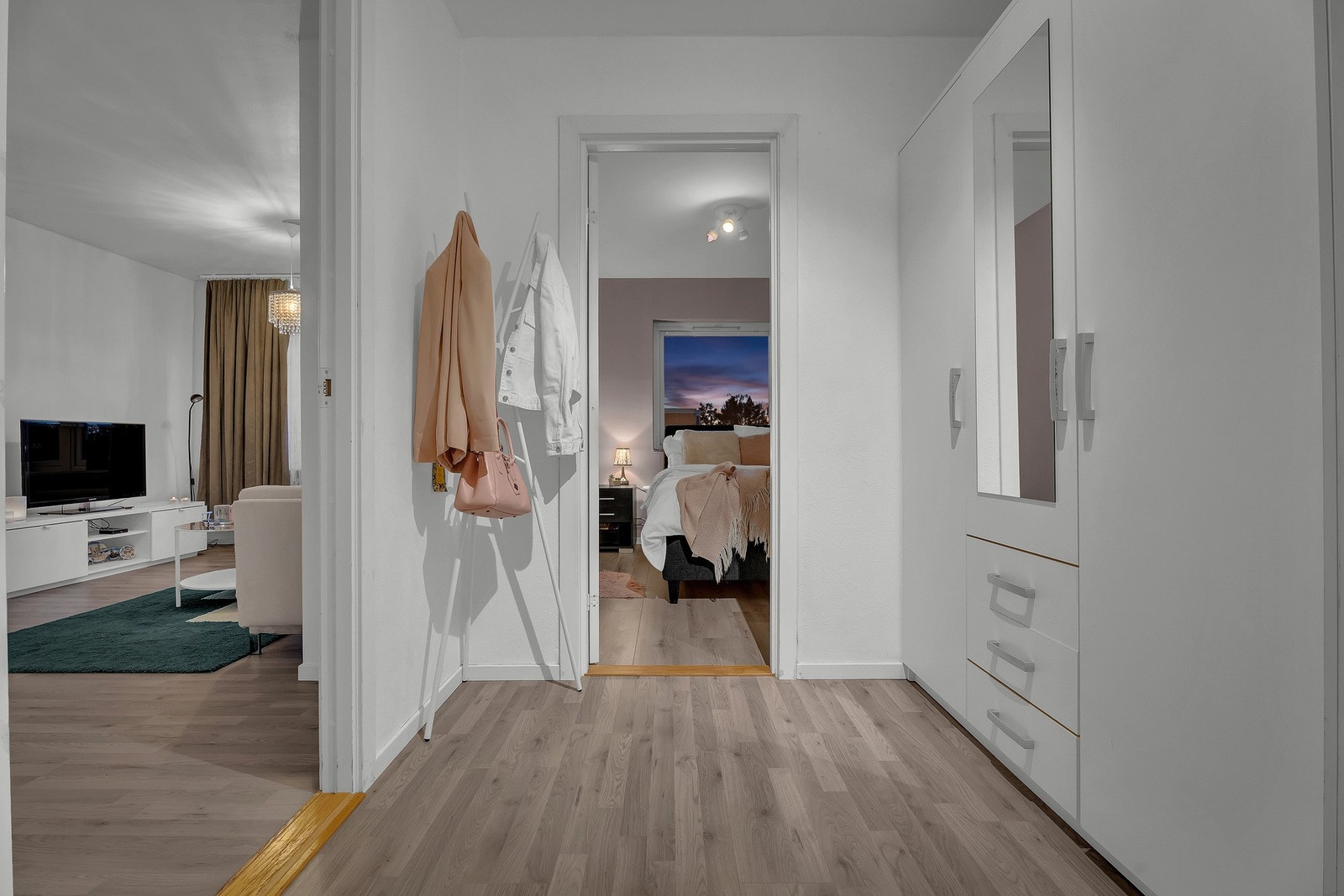 En romslig og lys entré med god plass til å henge av seg yttertøy Galleribilde