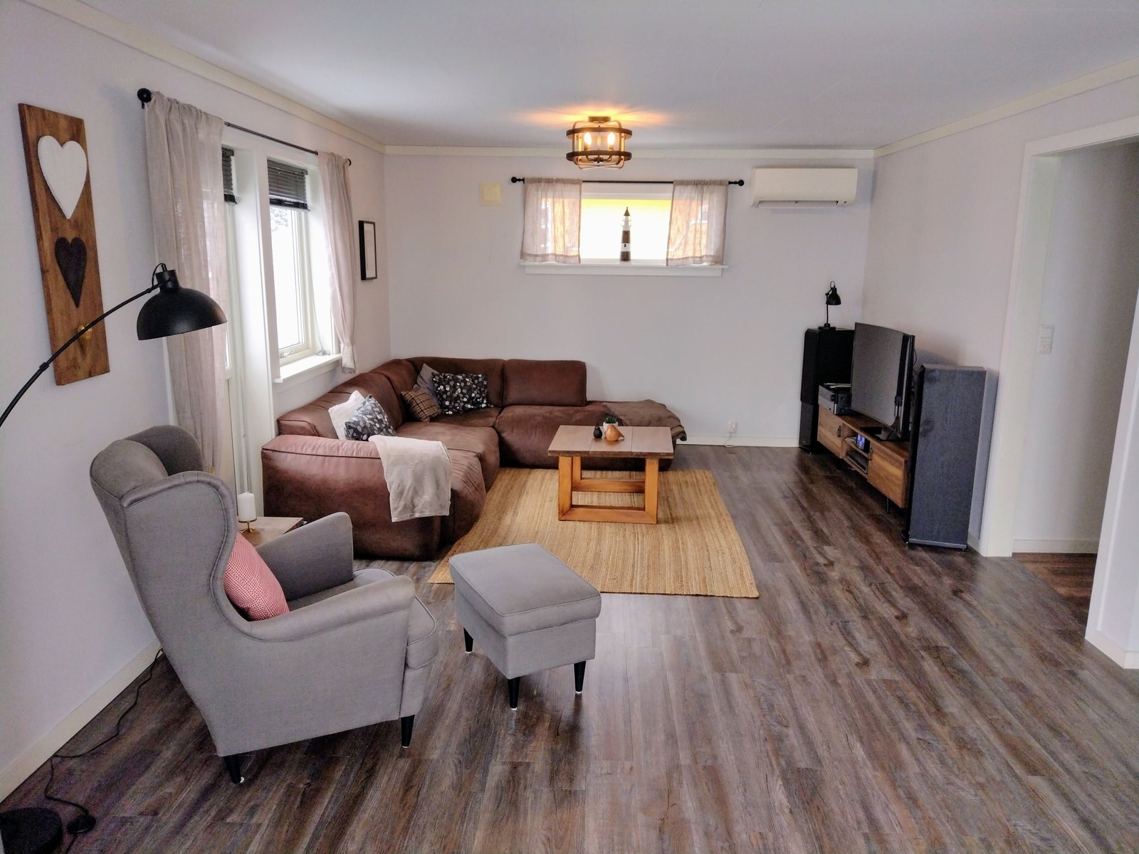 Her finnes det også en ytterdør som fører direkte ut på terrassen Galleribilde