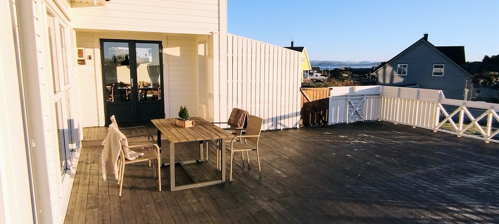 Stor og nylig renovert terrasse rundt hele boligen Galleribilde
