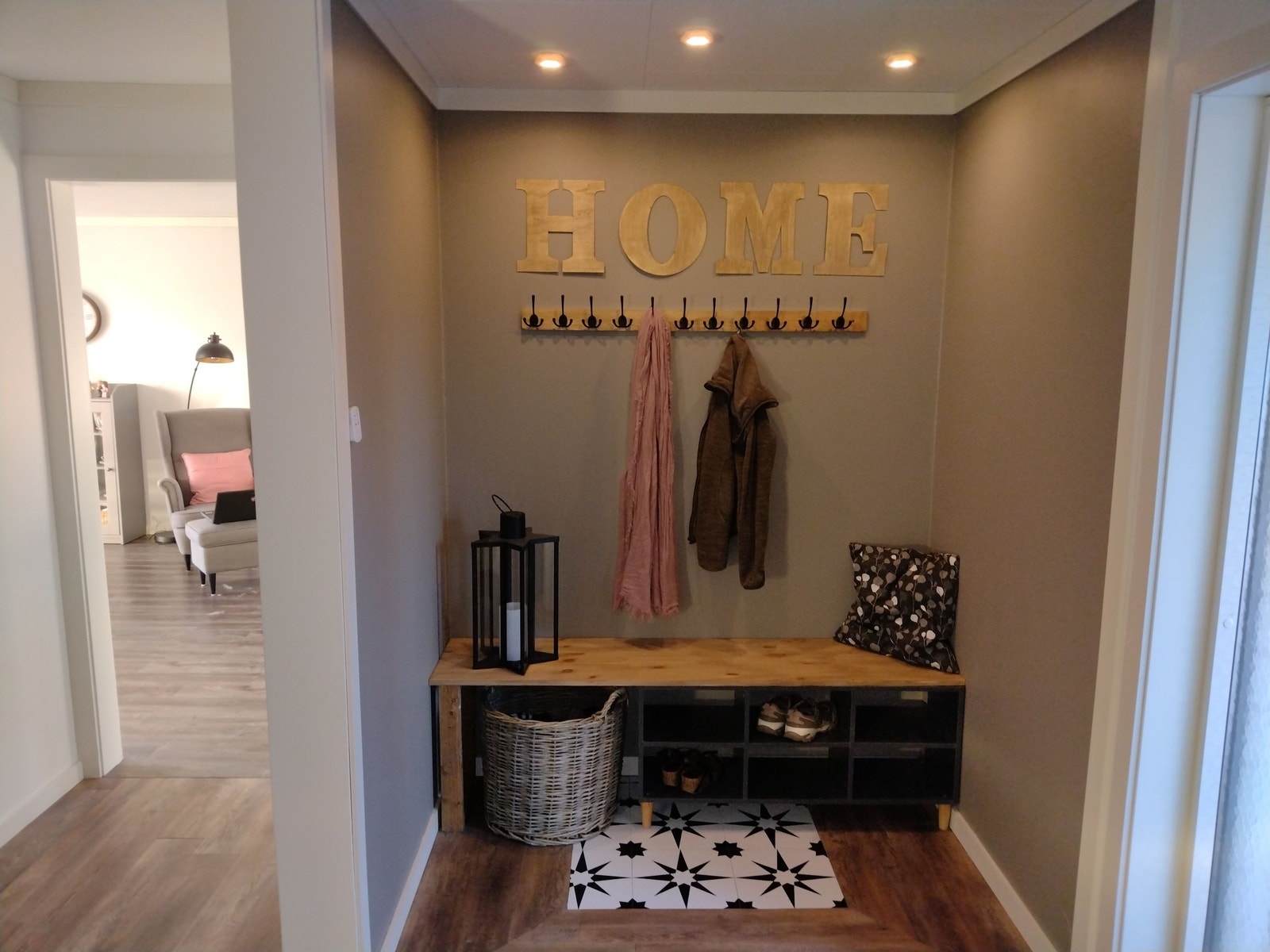 Nydesignet garderobe (2022) Galleribilde