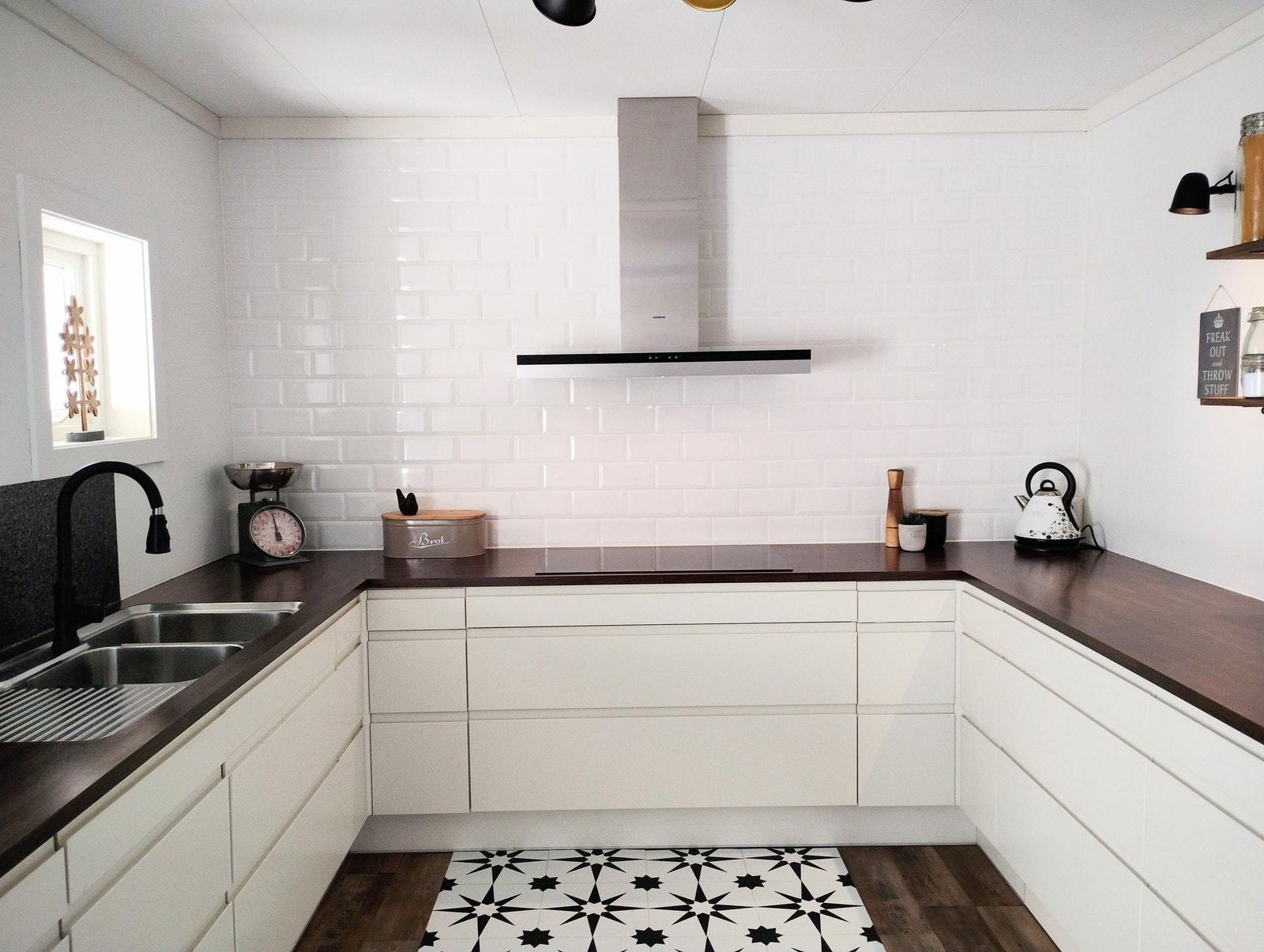 Sjelden stor kjøkken med god skap og benkeplass Galleribilde