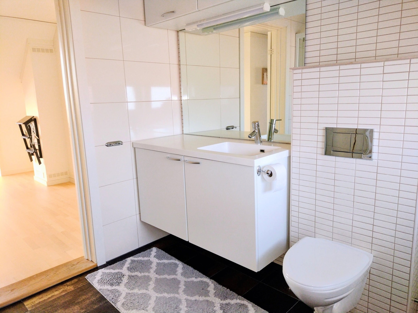 Servant og veggmontert toalett Galleribilde