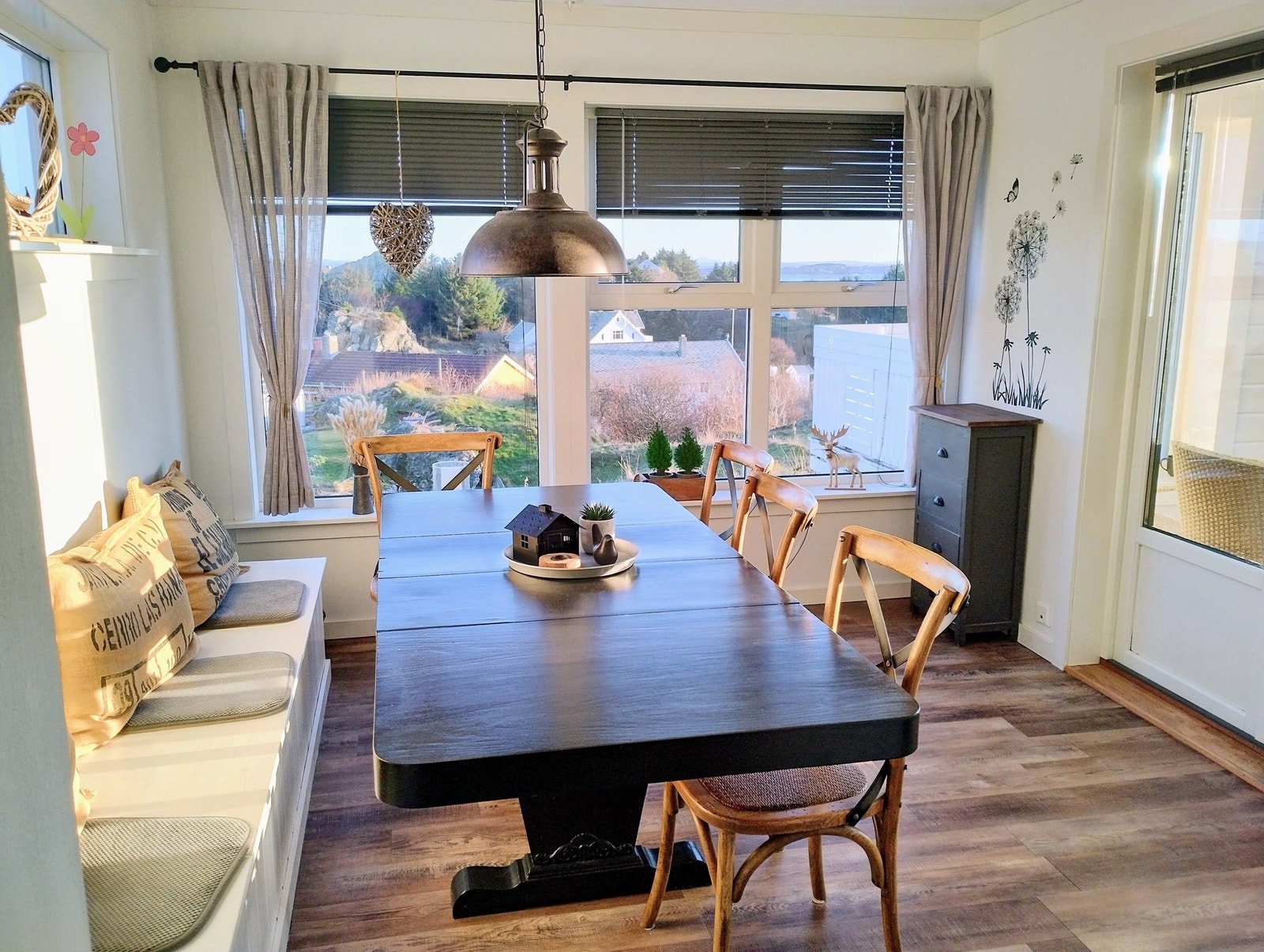 Spisestue i lyse og trivelige omgivelser Galleribilde