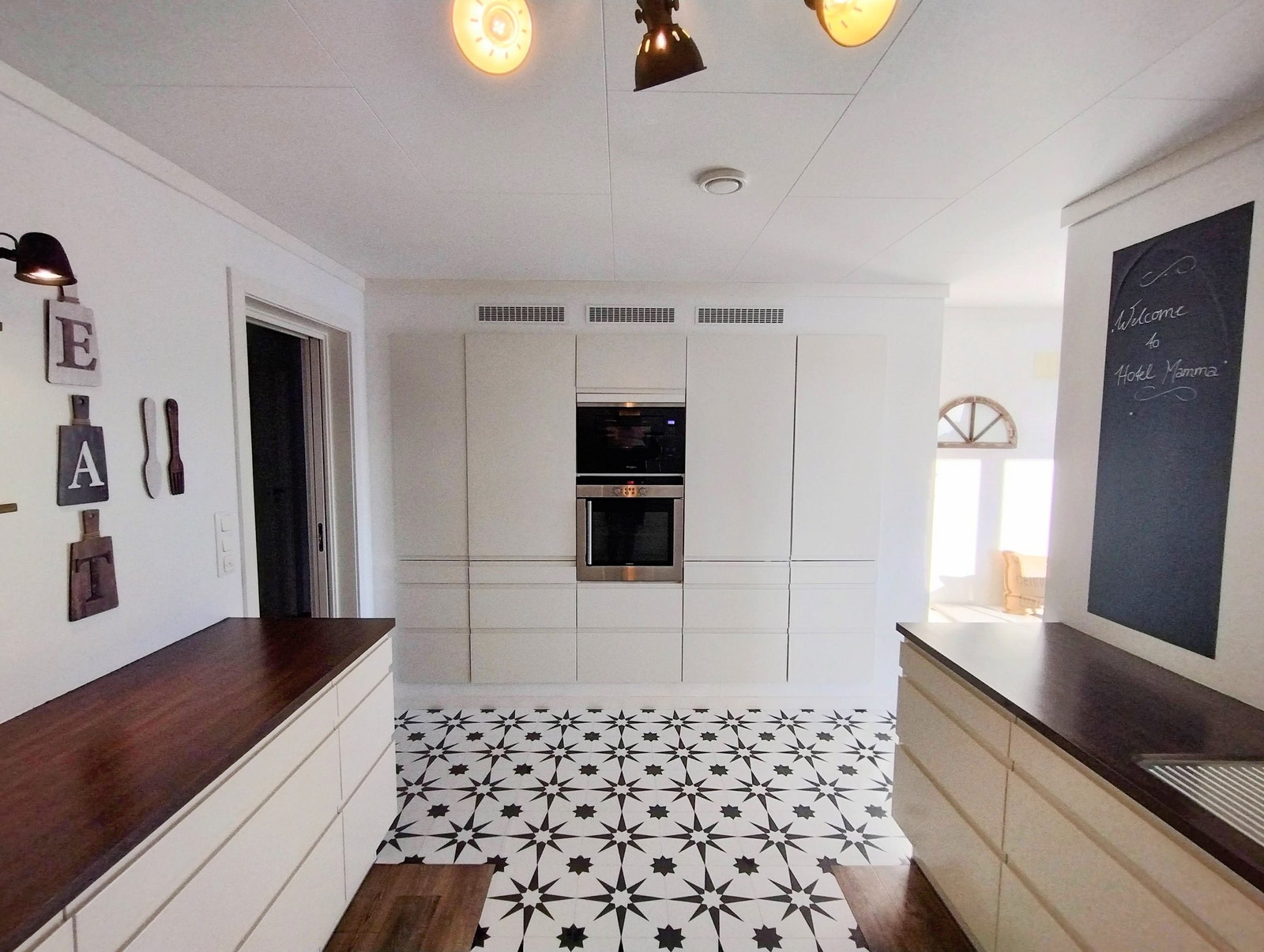 Platetopp med induksjon ny i 2023, innebygd mikrobølgeovn ny i 2023 Galleribilde