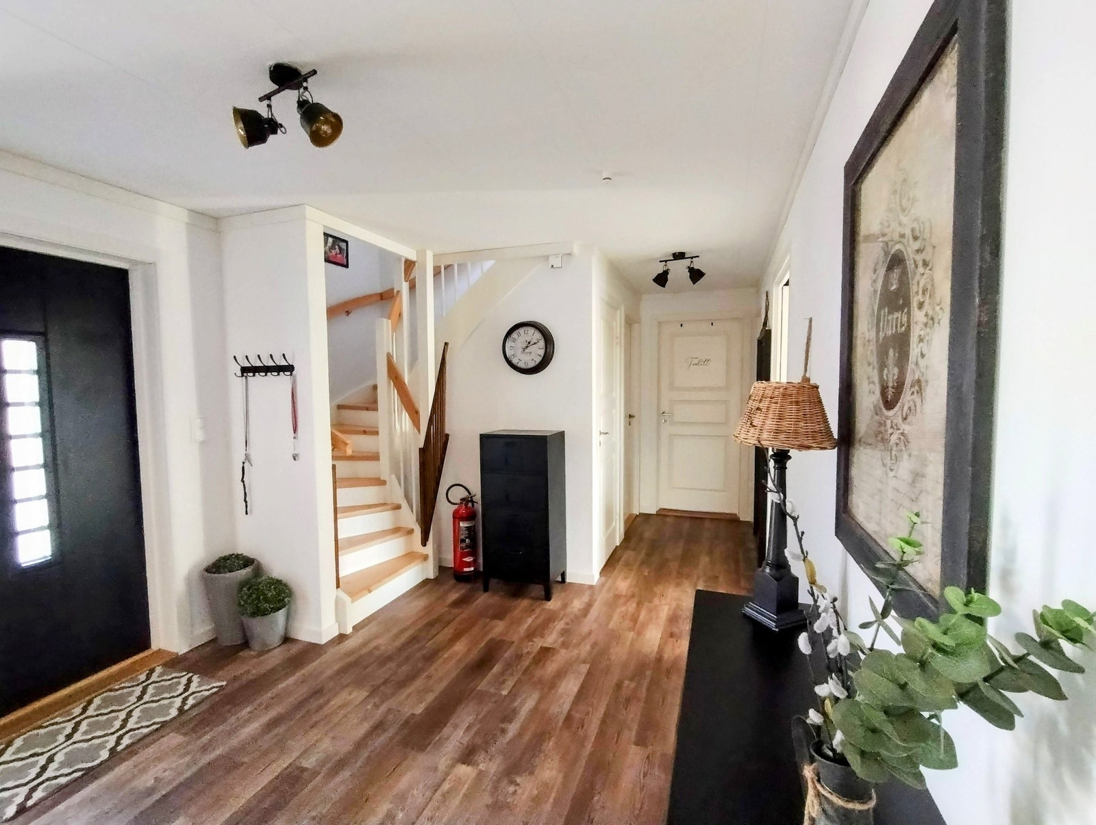 Her fører trappen opp til 2. etasje. Direkte tilgang til alle rommene i 1. etasje Galleribilde