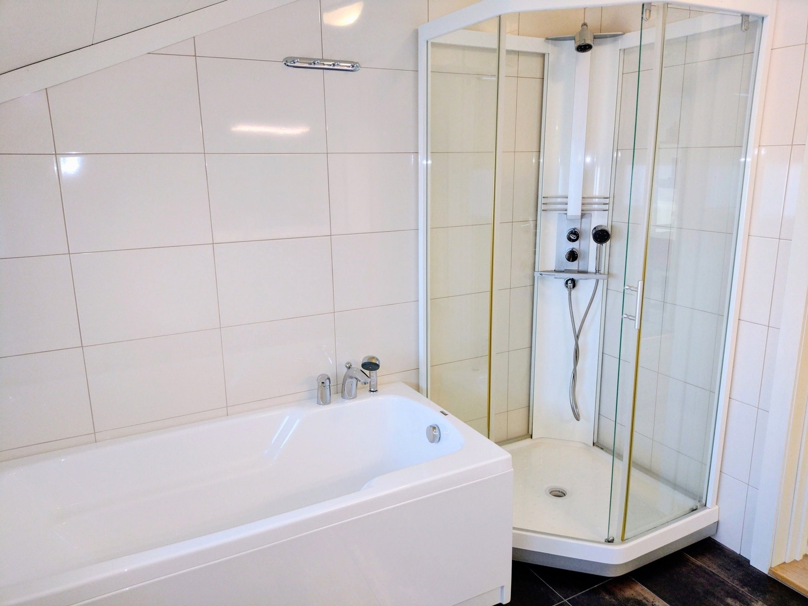 Behagelig badekar og dusjkabinett Galleribilde