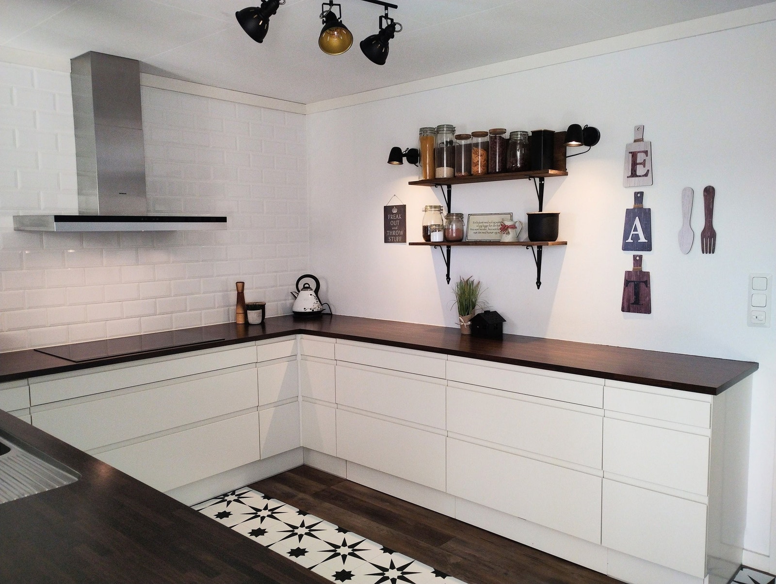 Stilig kjøkken med integrerte hvitevarer (kjøleskap, fryseskap, stekeovn og oppvaskmaskin) Galleribilde