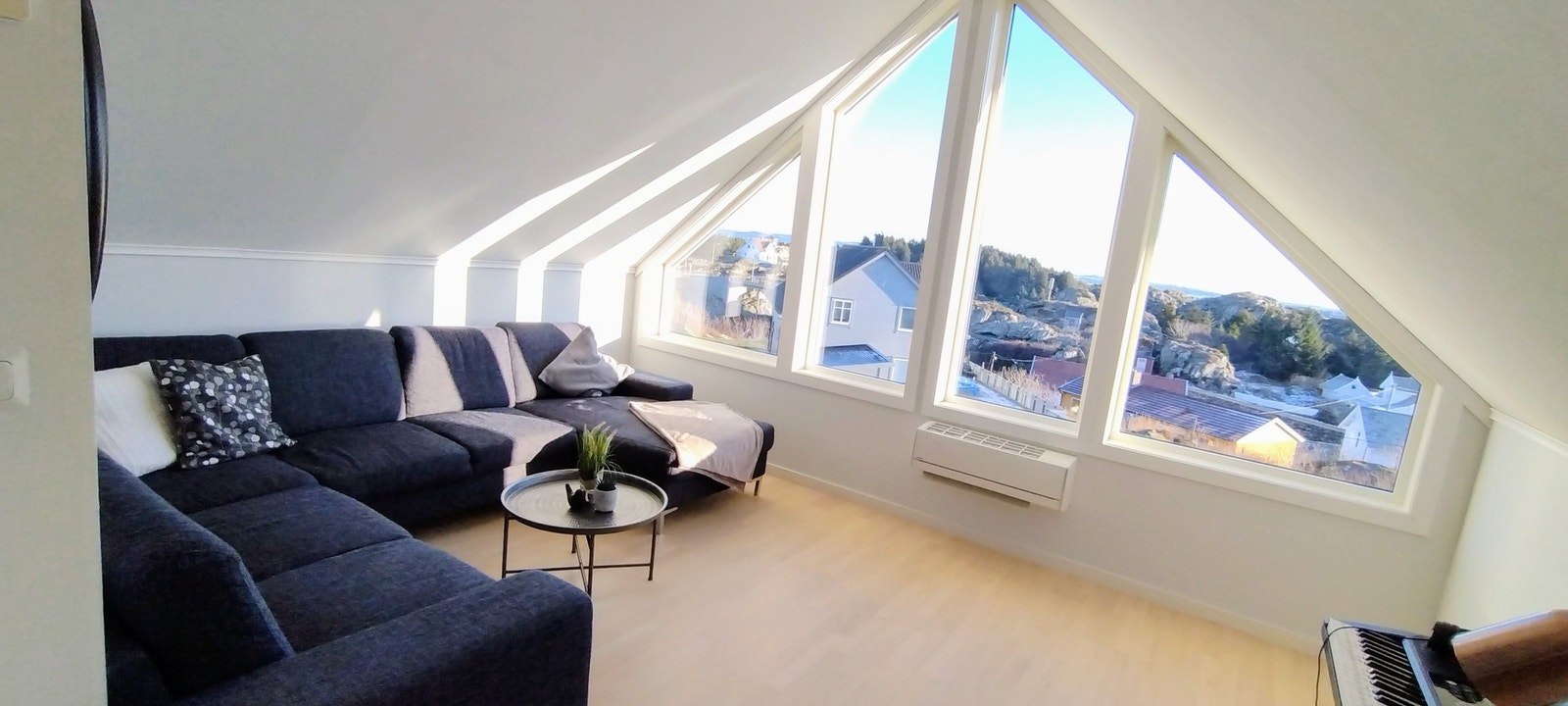 Romslig loftsstue med stort vindusfront Galleribilde