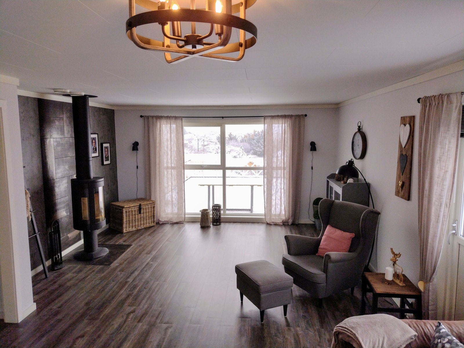 Stort vindusparti med utsikt til terrassen Galleribilde