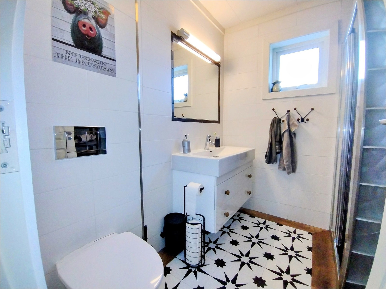 Bad i 1. etasje med separat dusj, servant og veggmontert toalett Galleribilde