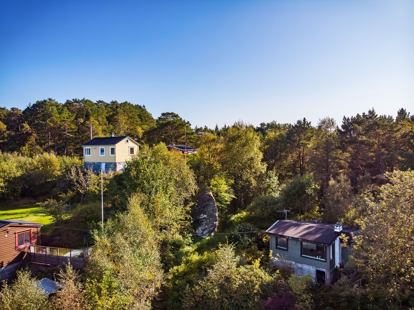 - Fra start av tilkomst stien er det ca. 10 minutter kjøretur til nærmeste dagligvarebutikk, og mellom 15-20 minutter til ulike kjøpesentre - Galleribilde