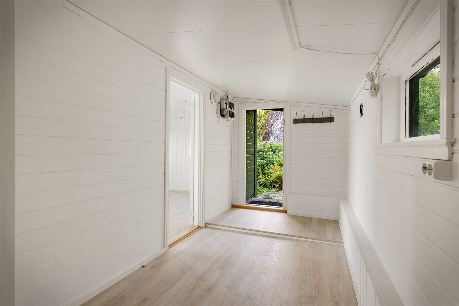 - Romslig entre, selger hadde tidligere et kjøkken stående her - Galleribilde