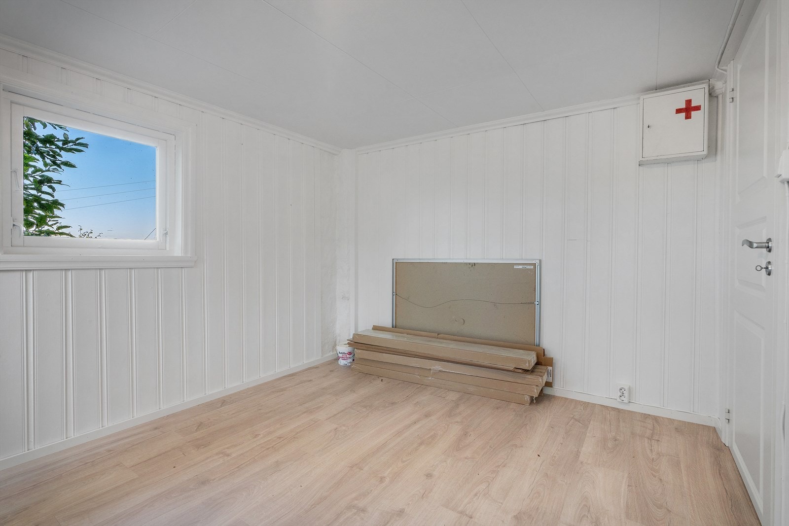 - Rommet er nymalt og har ny en-stavs laminat i 2024 - Galleribilde