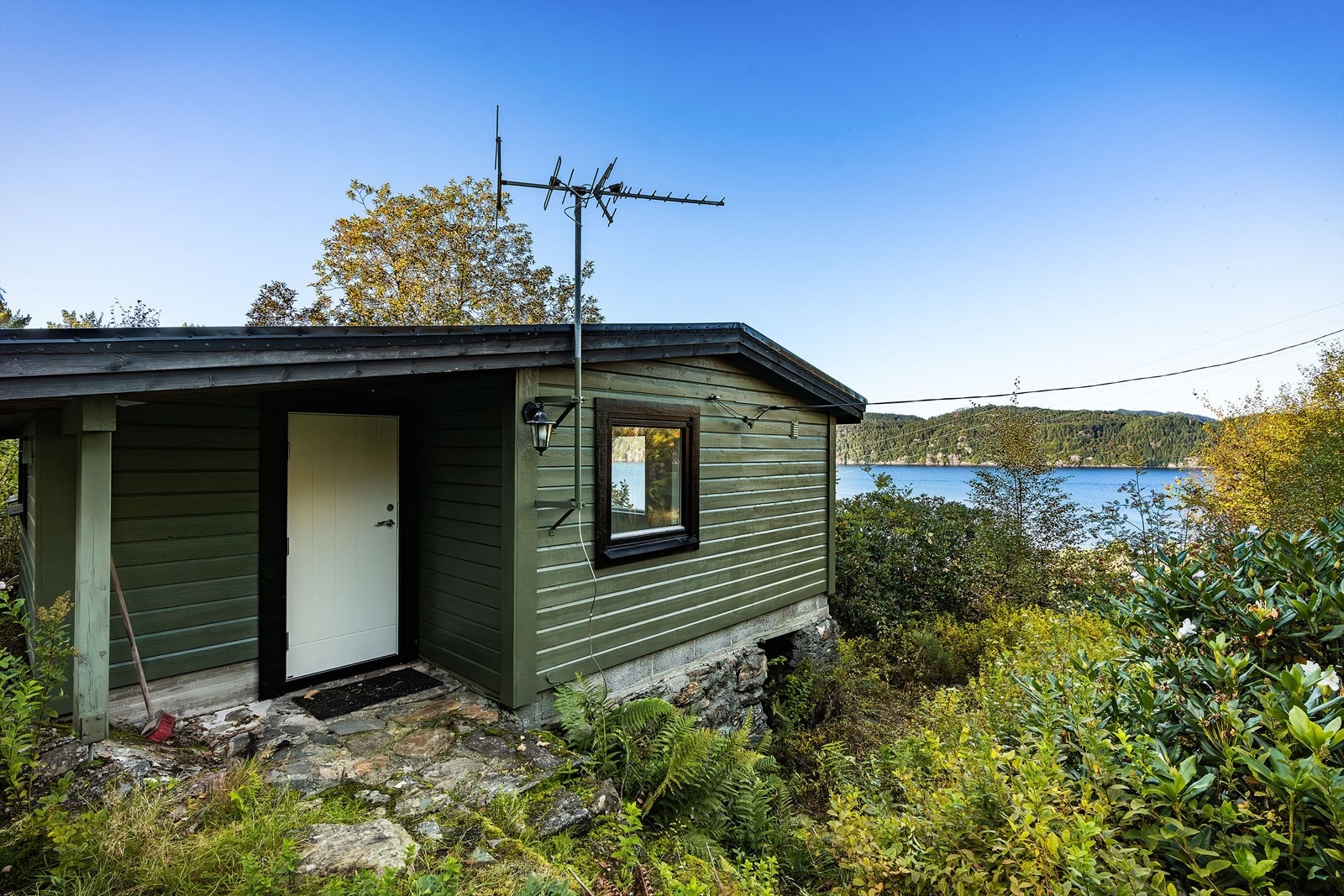 - Eiendommen har en flott beliggenhet i et etablert hyttefelt på Ask. Nydelig sjø utsikt fra tomten, og skjermet beliggenhet med lite innsyn fra naboer - Galleribilde