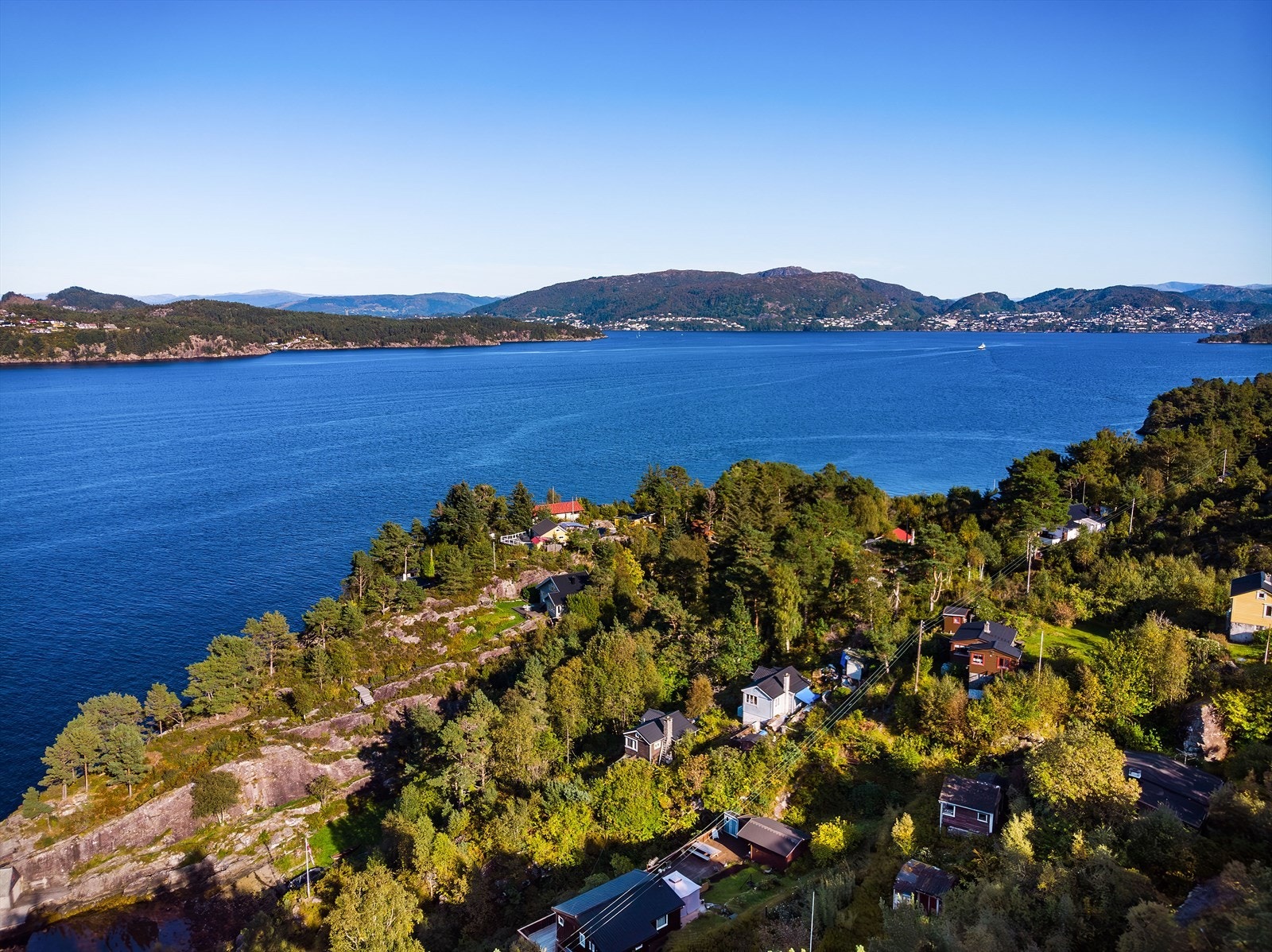 - Dette er en spennende mulighet til å realisere hyttedrømmen for en billig penge. Det er fullt mulig å benytte hytten slik den står og heller over tid utvikle den etter eget ønske - Galleribilde