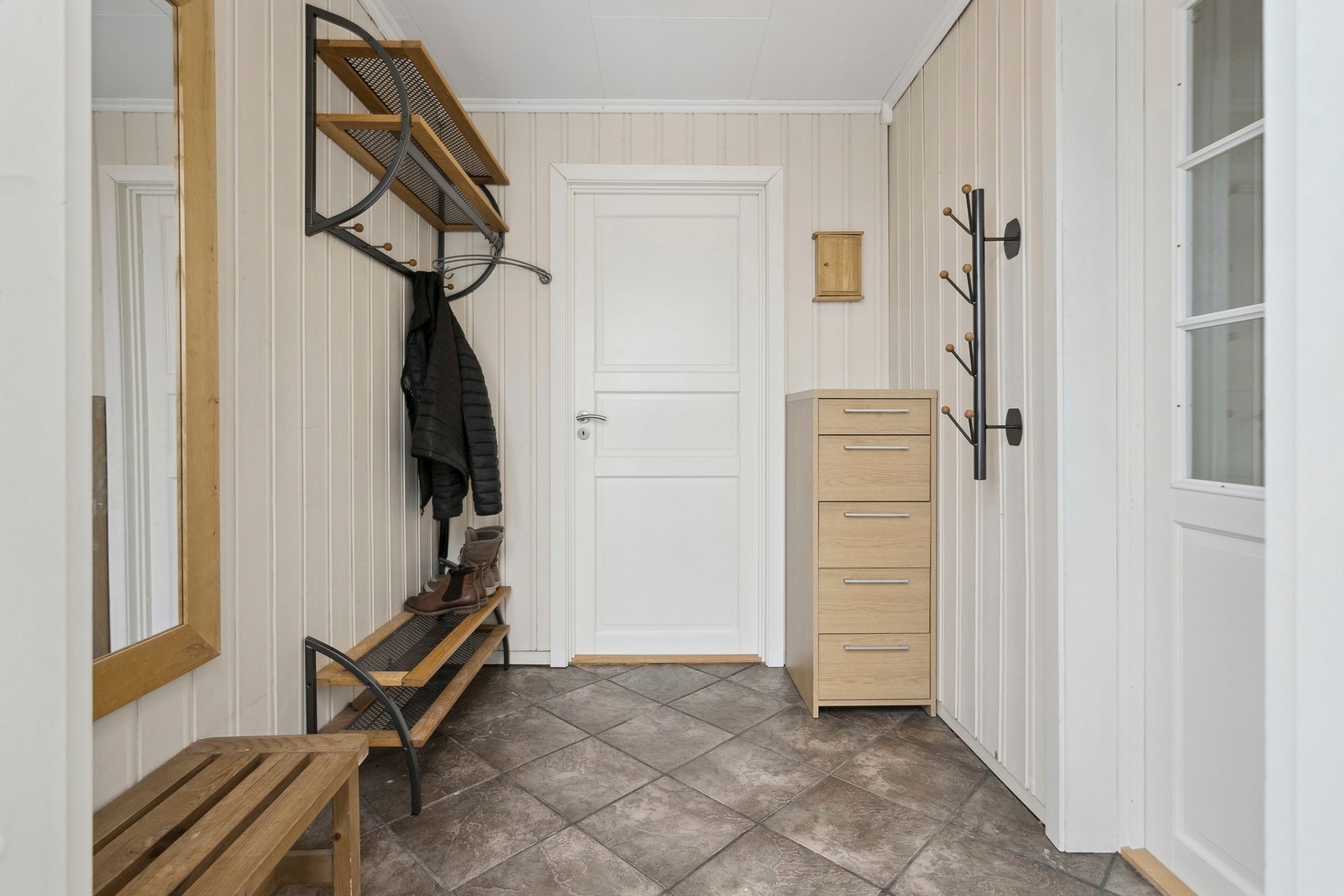 Gang - velkommen inn - Her i gangen ligger det en praktisk bod Galleribilde