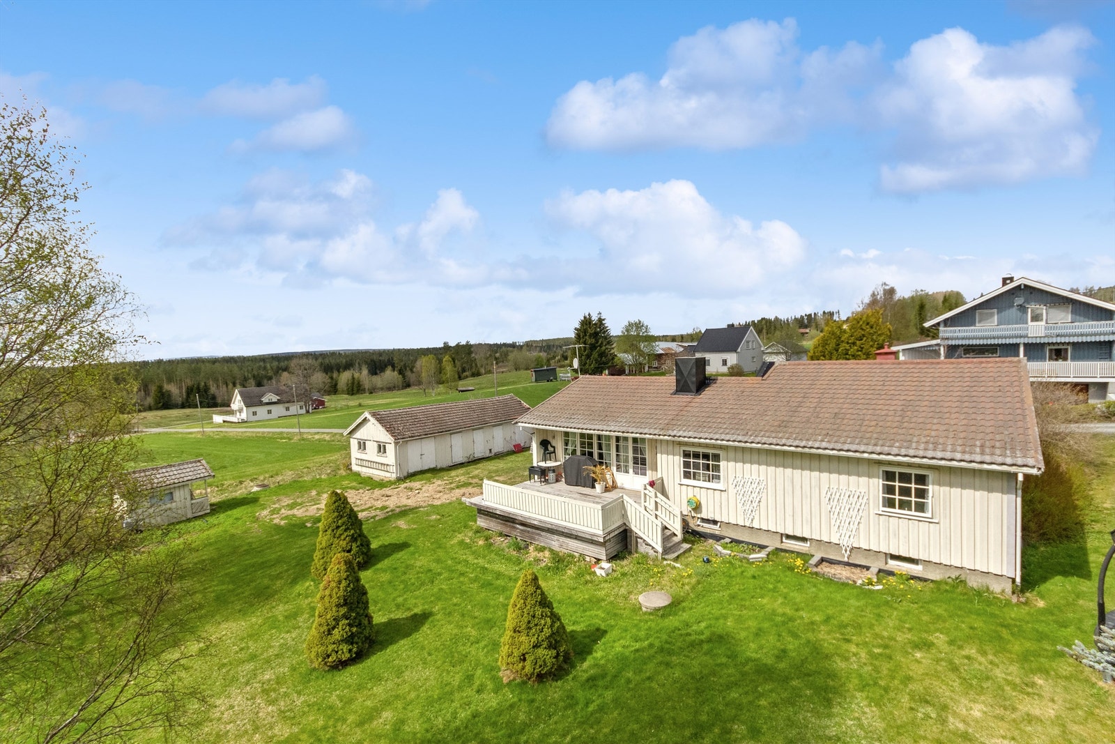 Solrik og romslig eiendom med enebolig, inntilbygget garasje og uthus Galleribilde