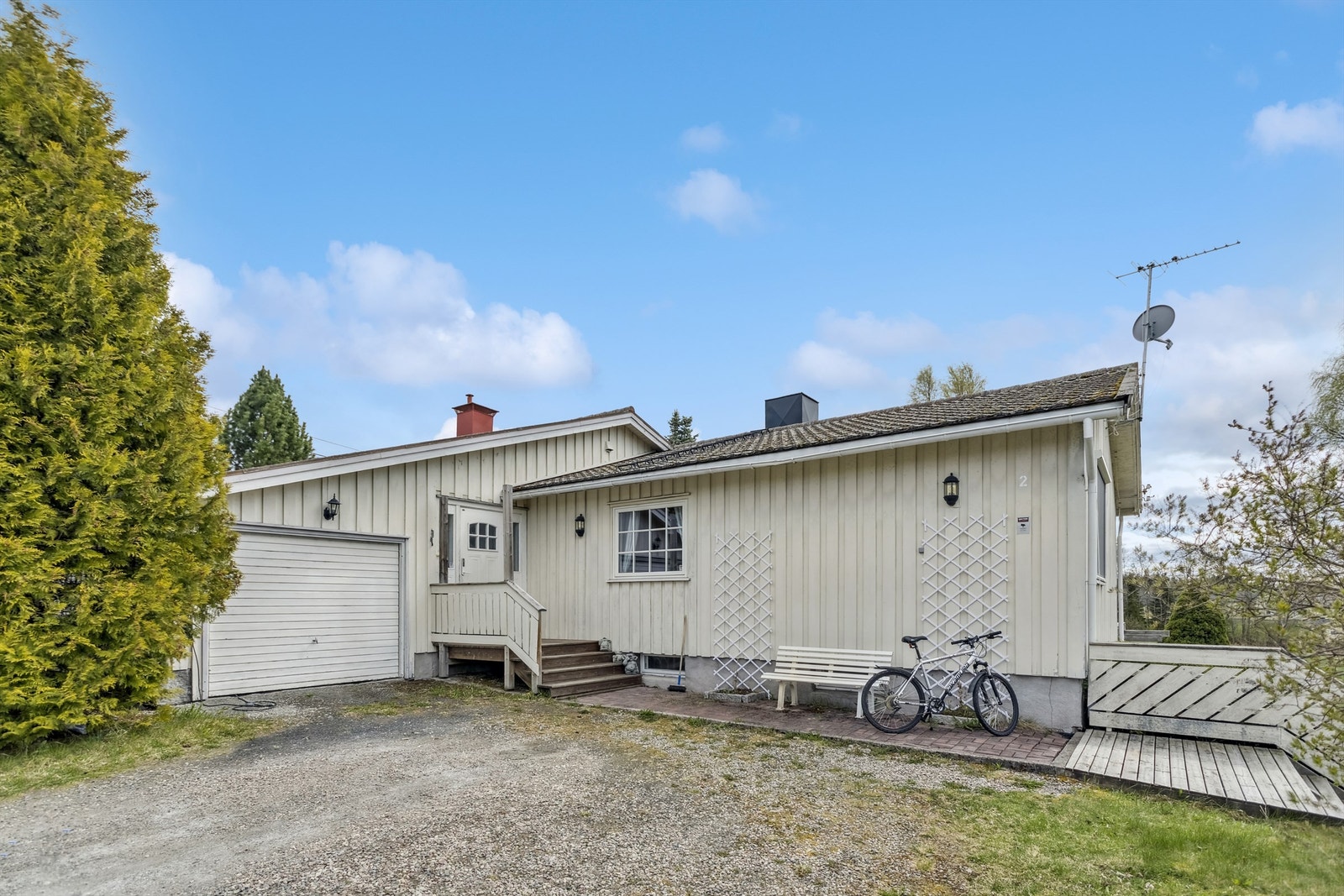 Ved inngangspartiet er det en inntilbygget garasje Galleribilde