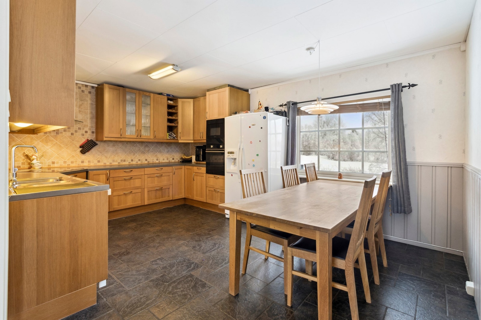 Stort deilig kjøkken med god plass til en hyggelig spiseplass ved vinduet Galleribilde