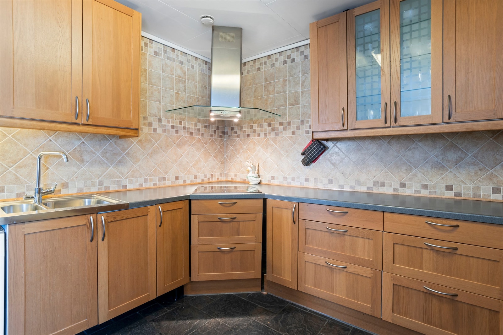 Innholdsrik innredning med integrert koketopp, mikrobølgeovn og stekeovn. Galleribilde