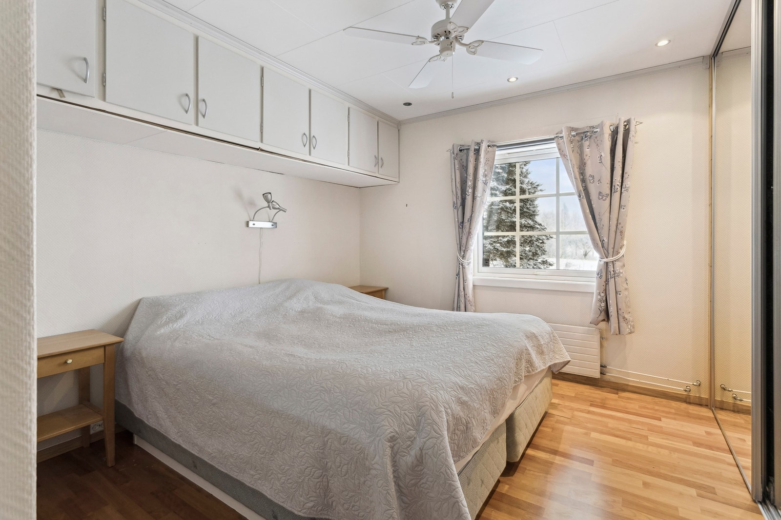 Hovedsoverom med plassbygget skap på vegg samt stor skyvedørsgardrobe Galleribilde