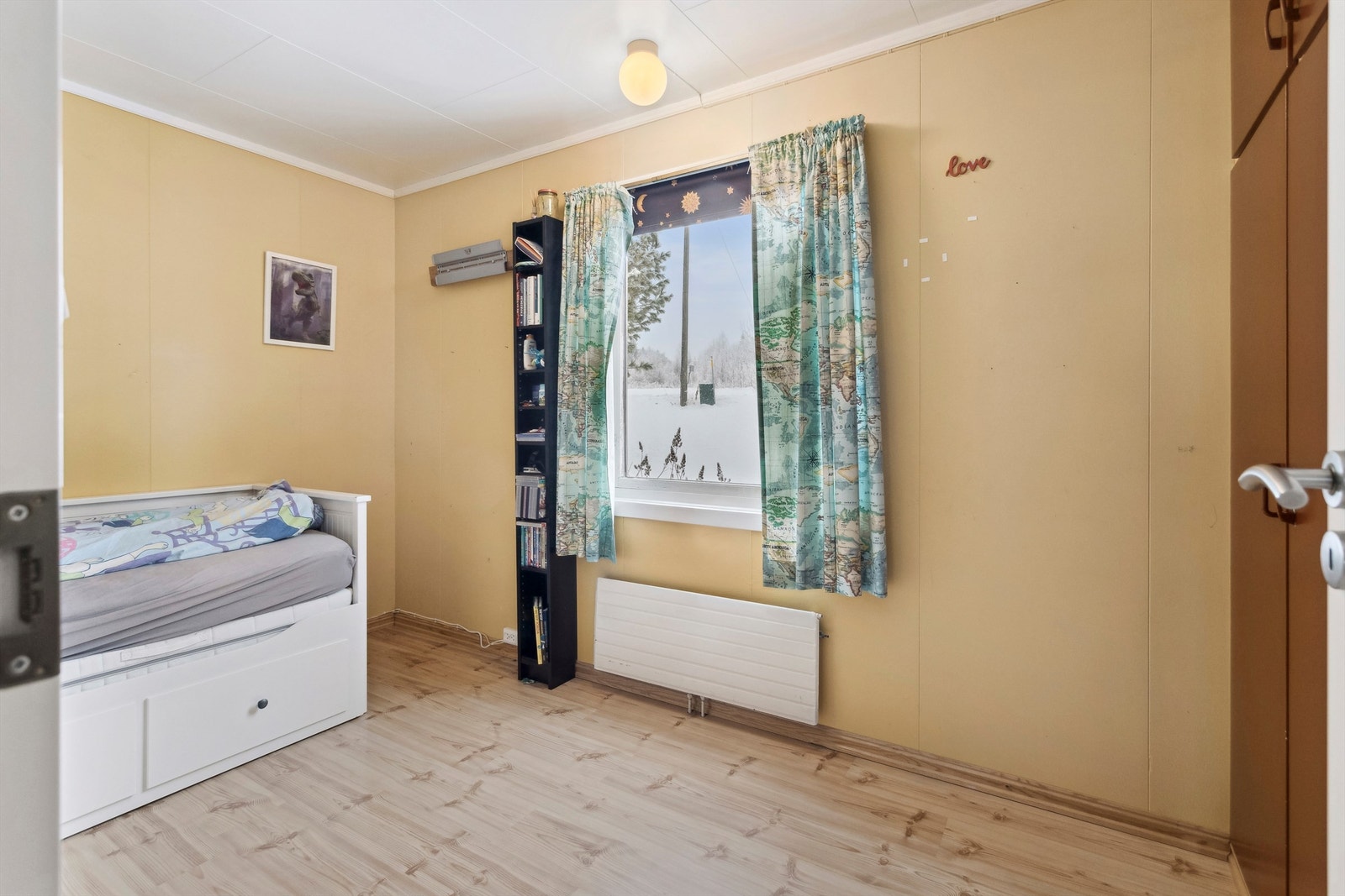 Soverom 2 har også plassbygget garderobeskap Galleribilde