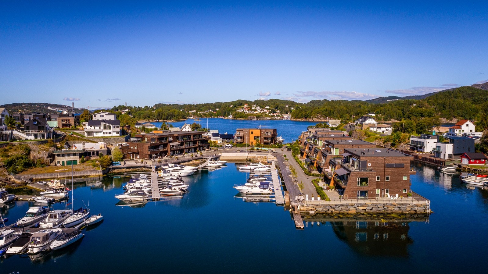 - noen få minutters kjøring mot Godvik finner man Drotningsvik senter med blant annet REMA 1000, treningssenter, tannlege, apotek og restauranter - Galleribilde