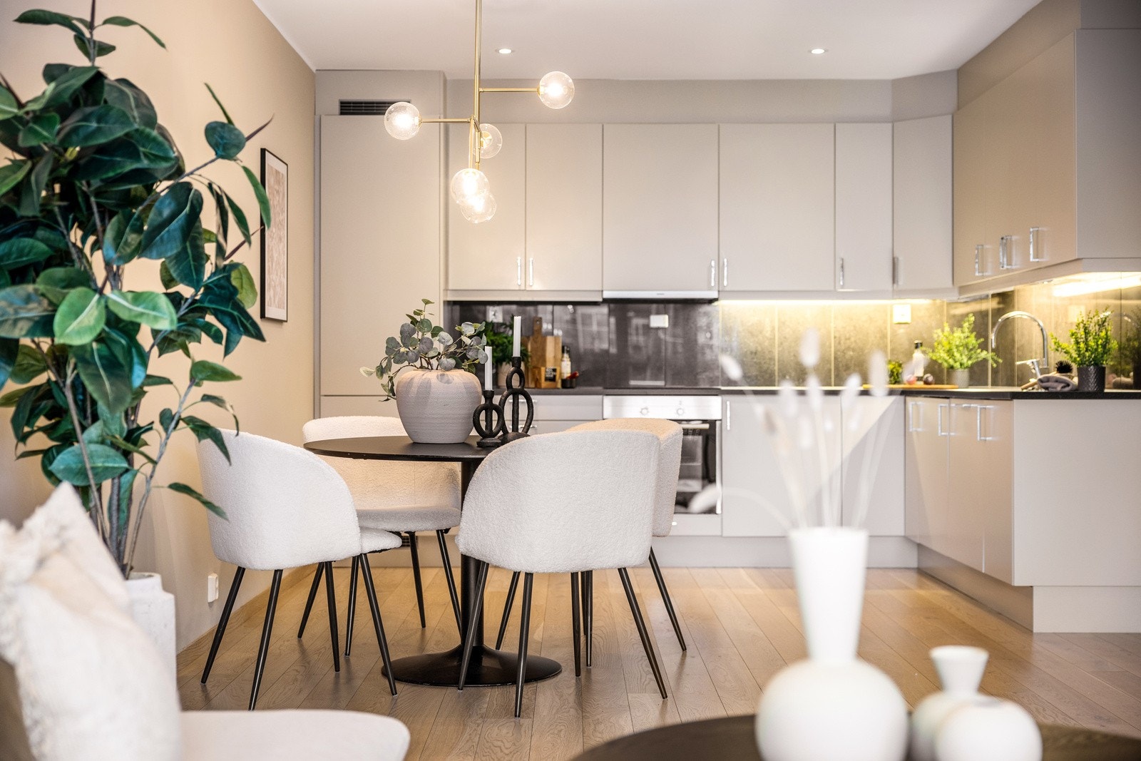 - Praktisk med åpen løsning mellom stue og kjøkken - Galleribilde