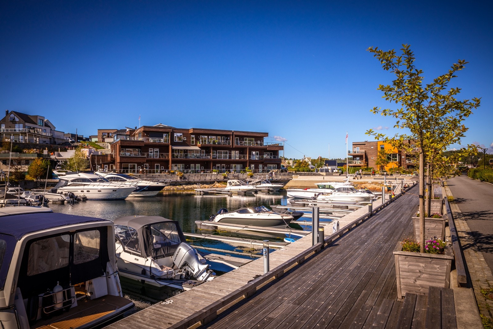 - Det er flere sittegrupper langs kaien - Galleribilde