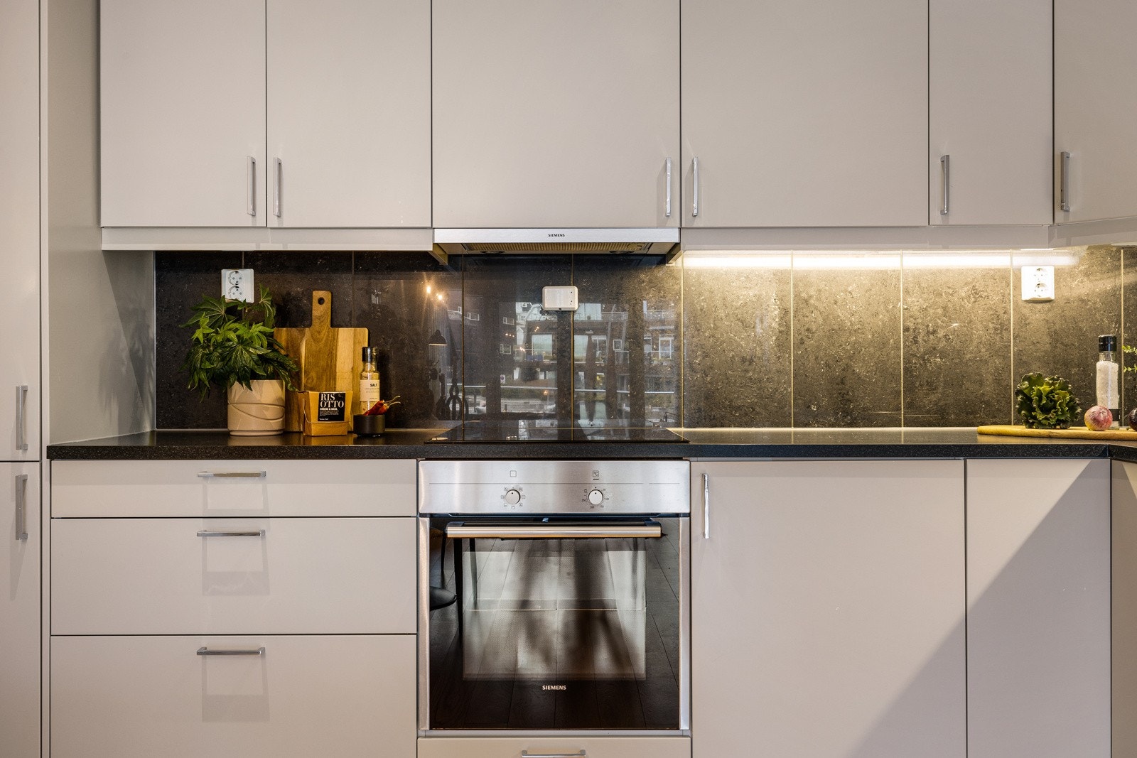 - Det er benyttet fliser over laminert benkeplate - Galleribilde