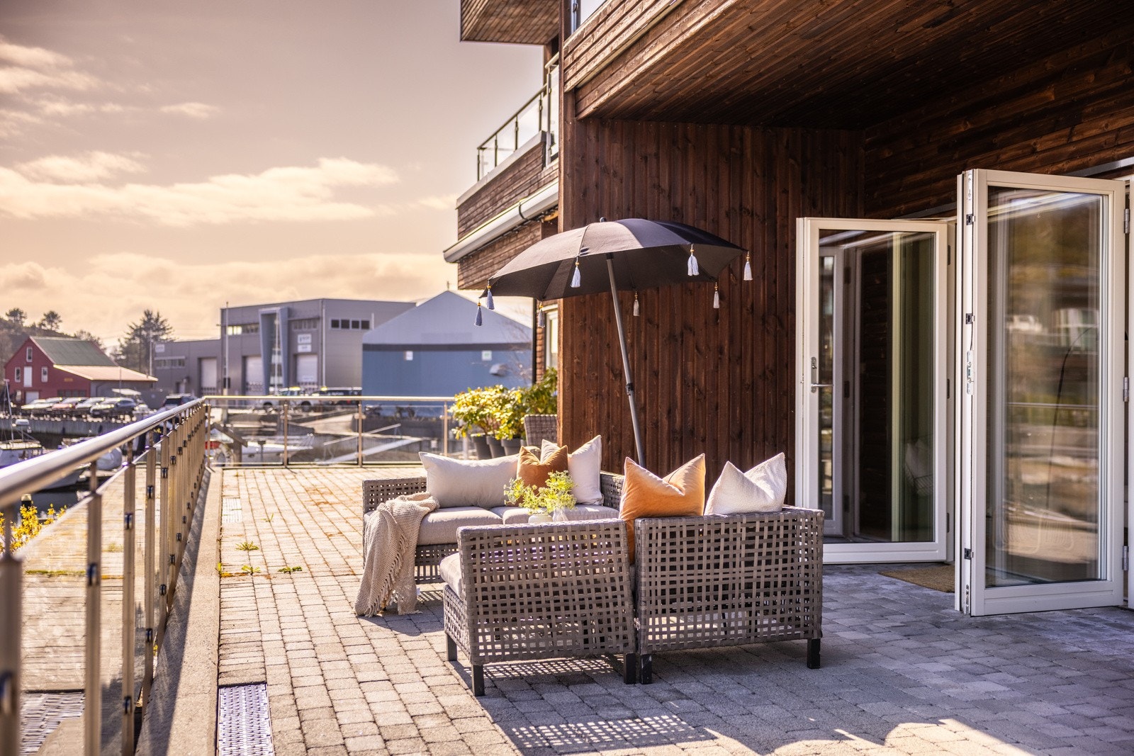- Deler av terrassen er overbygget som gjør det mulig å sitte ute uavhengig av vær - Galleribilde