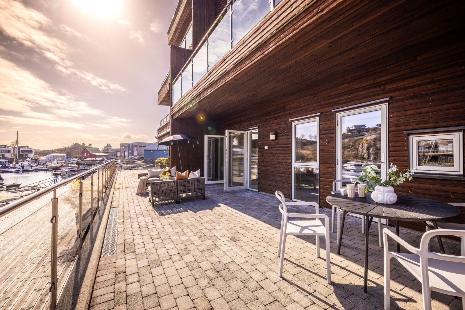 - Utgang til den samme flotte terrassen hvor man kan nyte de varme sommerdagene til lyden av bølgeskvulp - Galleribilde