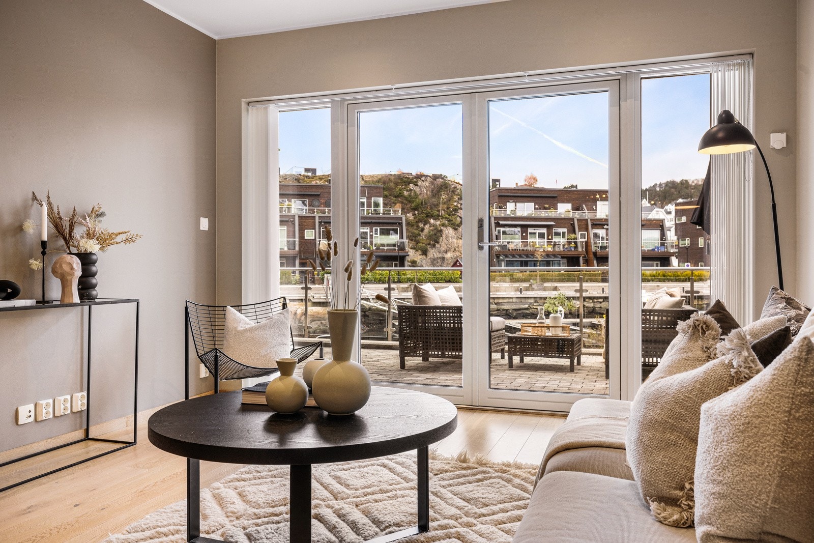 - Her sitter man usjenert til med fin utsikt ut - Galleribilde