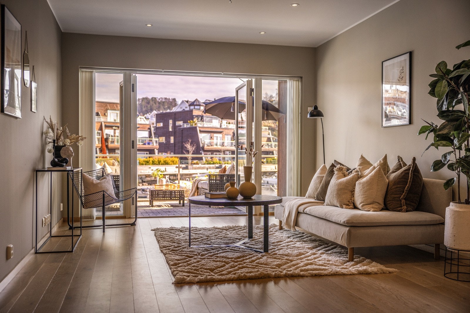 - Innbydende stue med en-stavs parkett på gulv og downlights i himling - Galleribilde