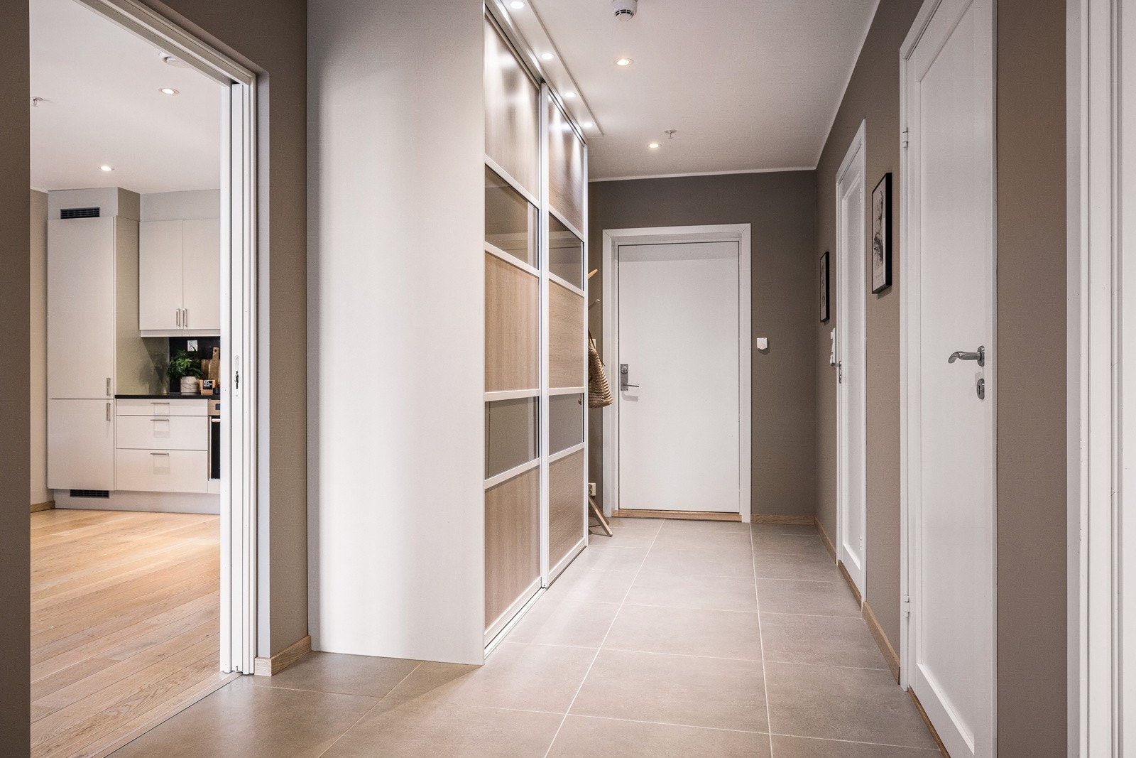 - Romslig entré med fliser på gulv - Galleribilde