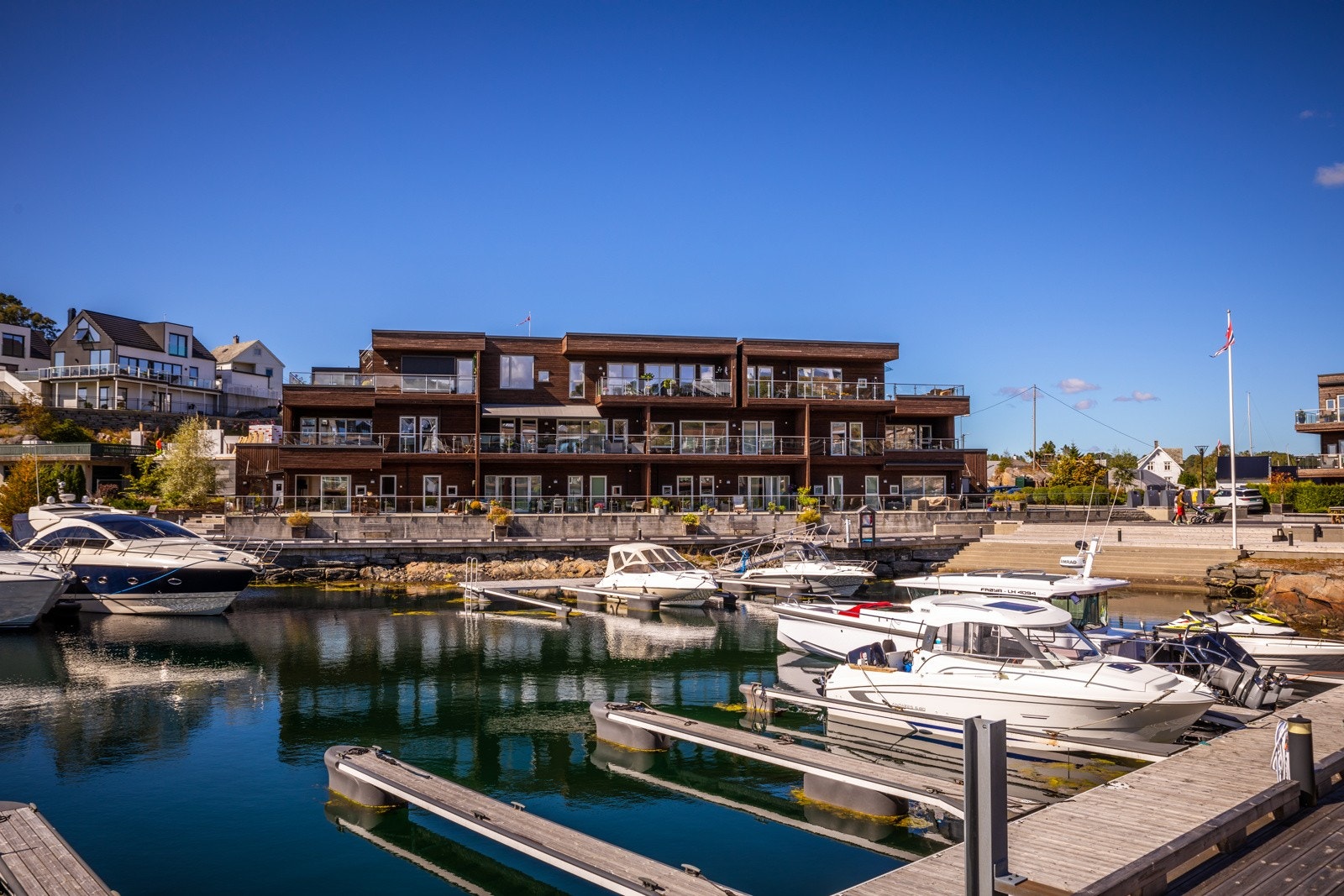 - Tilhørende leiligheten medfølger båtplass og carport - Galleribilde