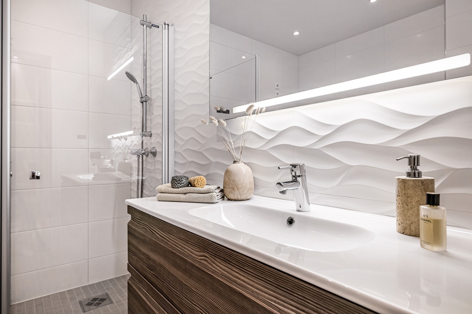 - Lekkert helfliset bad med praktiske innsvingbare dusjdører for maks utnyttelse av rommet - Galleribilde