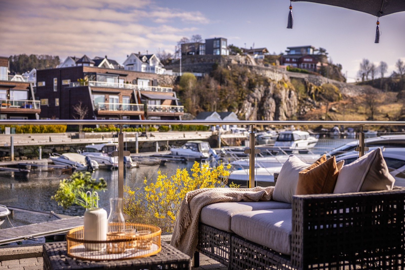 - Nyt frisk sjøluft og varme sommerdager på leilighetens flotte terrasse - Galleribilde