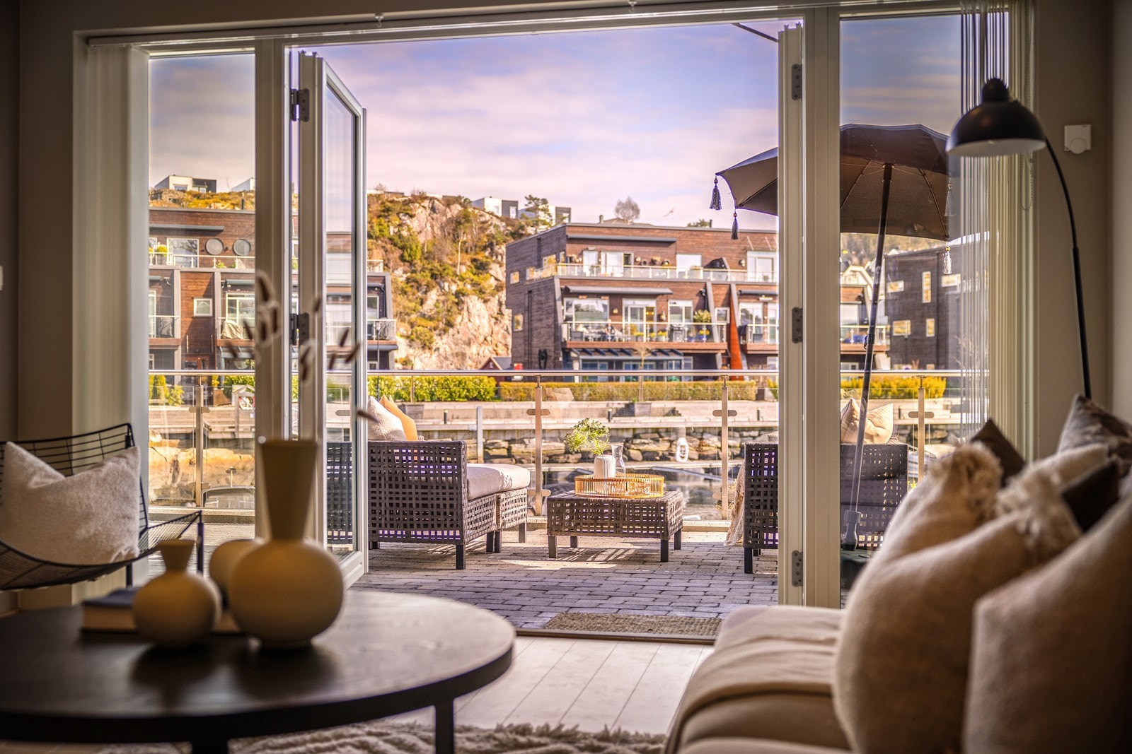 - Fra de doble dørene kommer man inn i stuen - Galleribilde