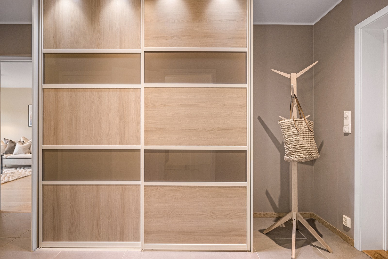 - Stor skyvedørsgarderobe som følge rmed - Galleribilde