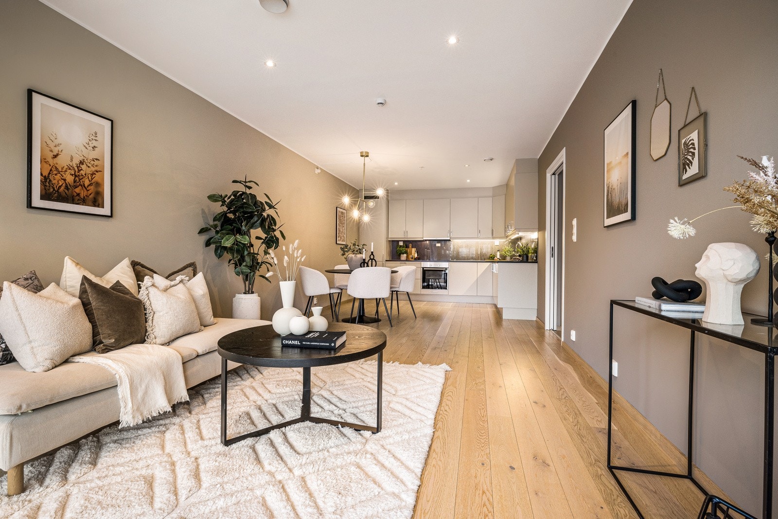 - Leiligheten er malt i en moderne og tidsriktig farge - Galleribilde