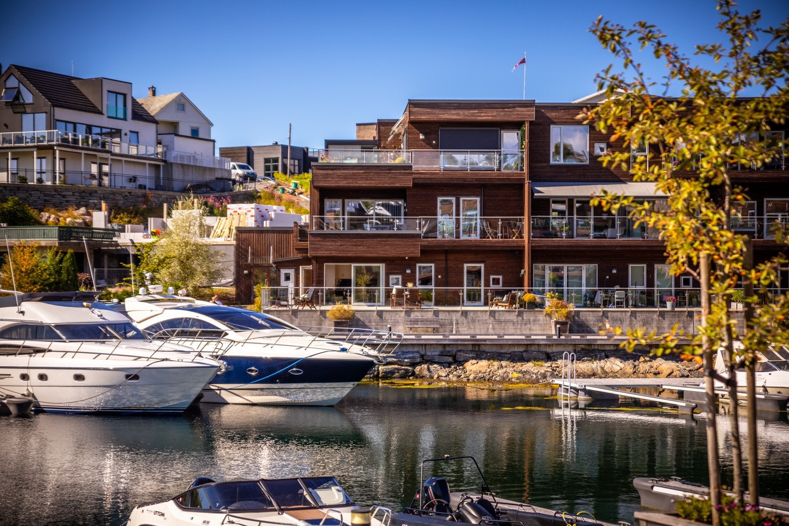 - Tomtearealet er felles for sameiet, og er pent opparbeidet med bed, grøntområder og kaianlegg - Galleribilde