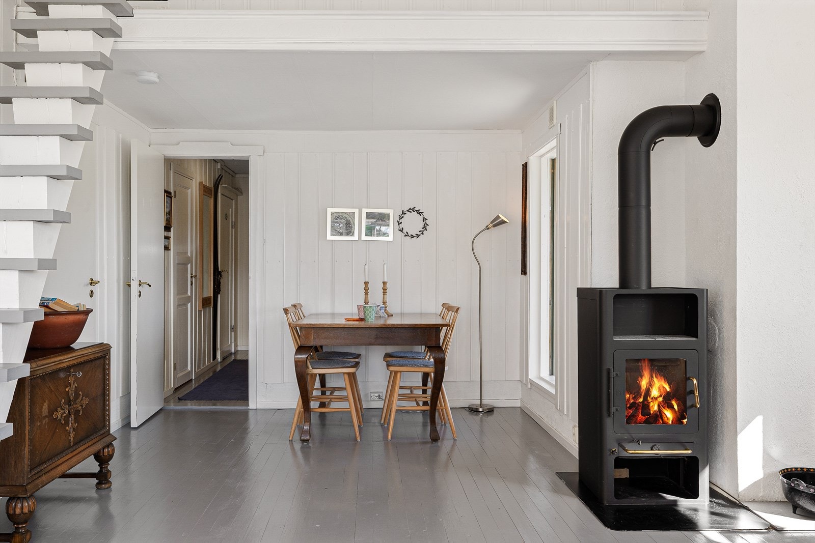 Det er avdelt plass til spisestue i stuen Galleribilde