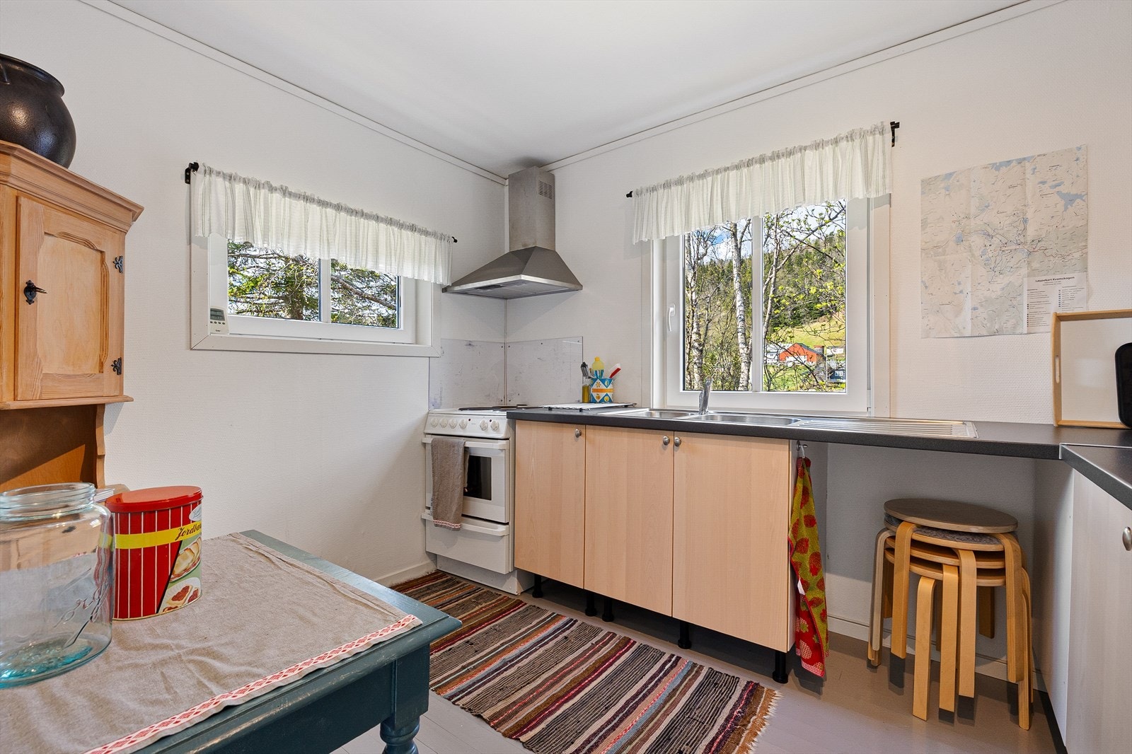 Kjøkken - Integrert benkekjøleskap og komfyr medfølger i salget Galleribilde