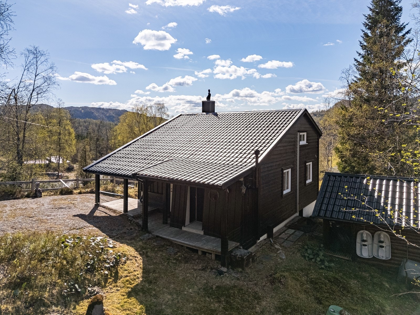 Velholdt hytte - Nytt yttertak i 2016 - Nye vinduer i 2012 - 3 yttervegger fikk ny bordkledning i 2012 Galleribilde