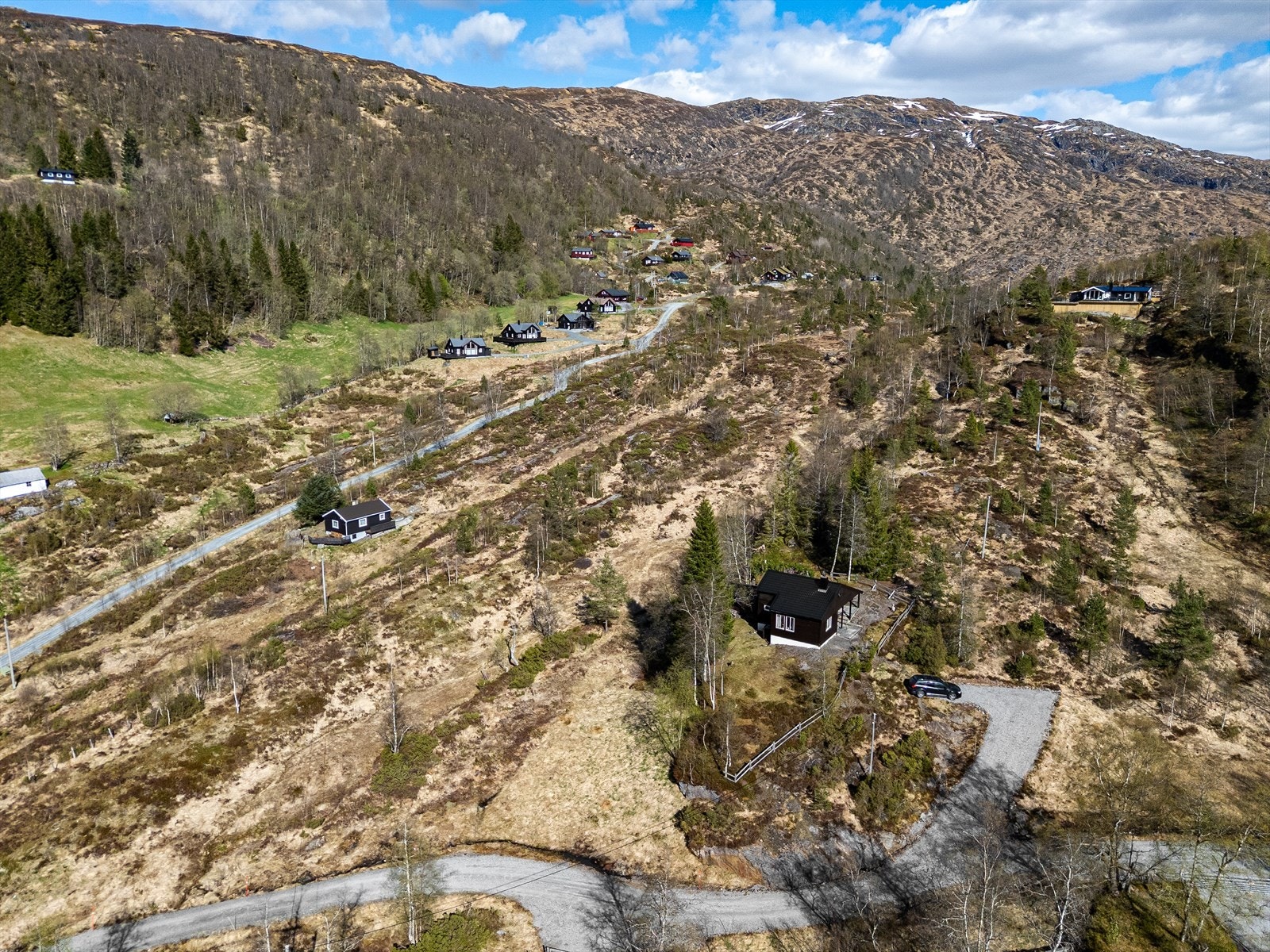 Usjenert og flott fritidseiendom - Bilvei og parkering helt frem til hytten Galleribilde