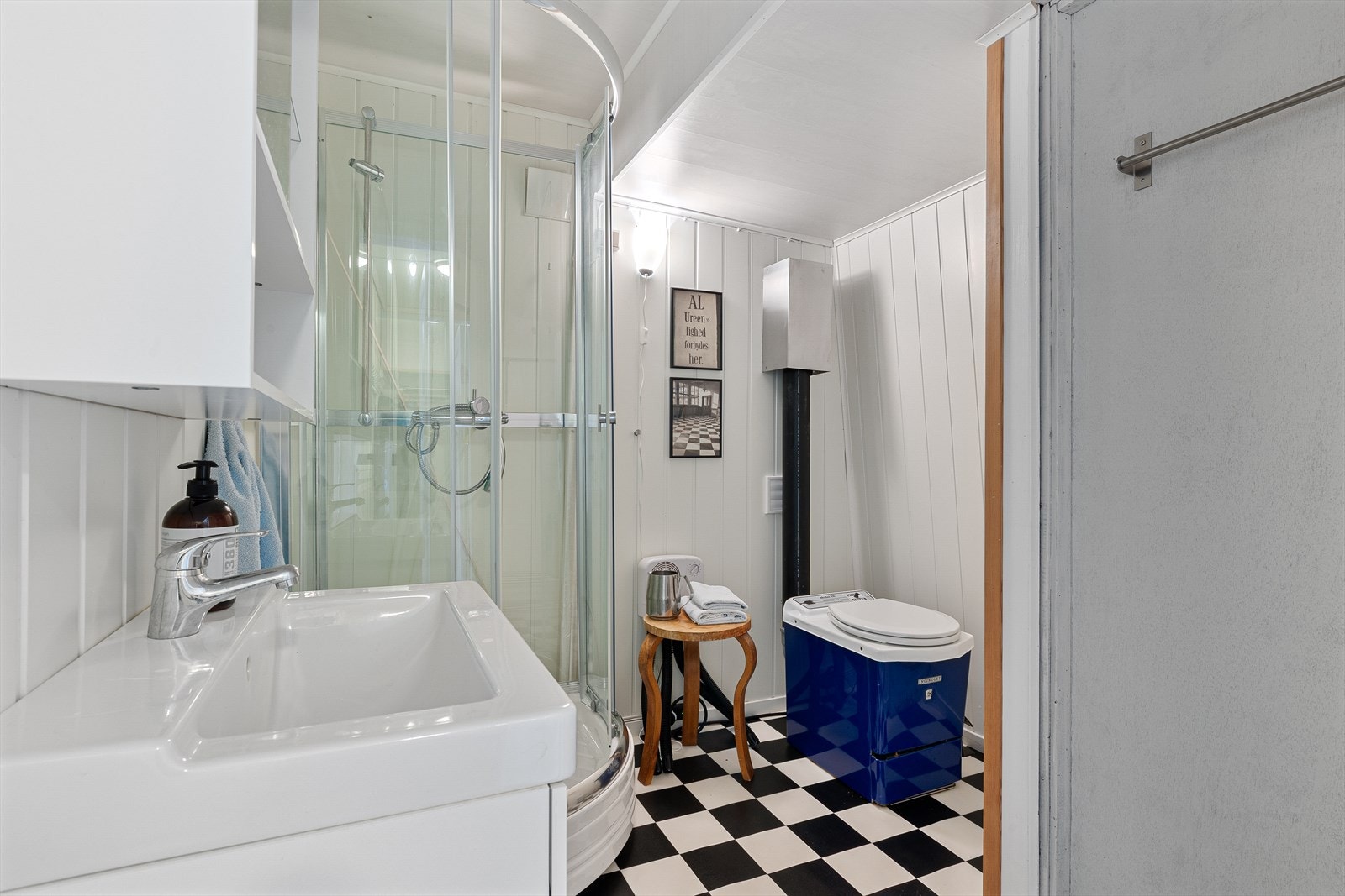 Baderom - Moderne forbrenningstoalett - Dusjkabinett (pt ikke tilkoblet takvann) Galleribilde