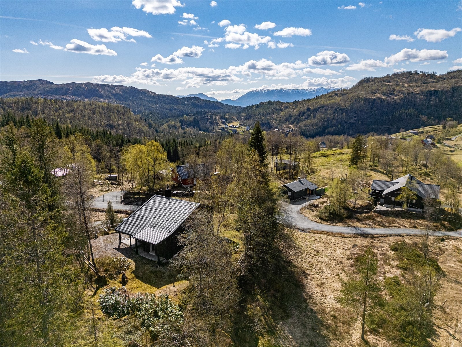 Ny bilvei (blir vinterbrøytet) frem til hyttene, ble godkjent og etablert i 2018. Galleribilde