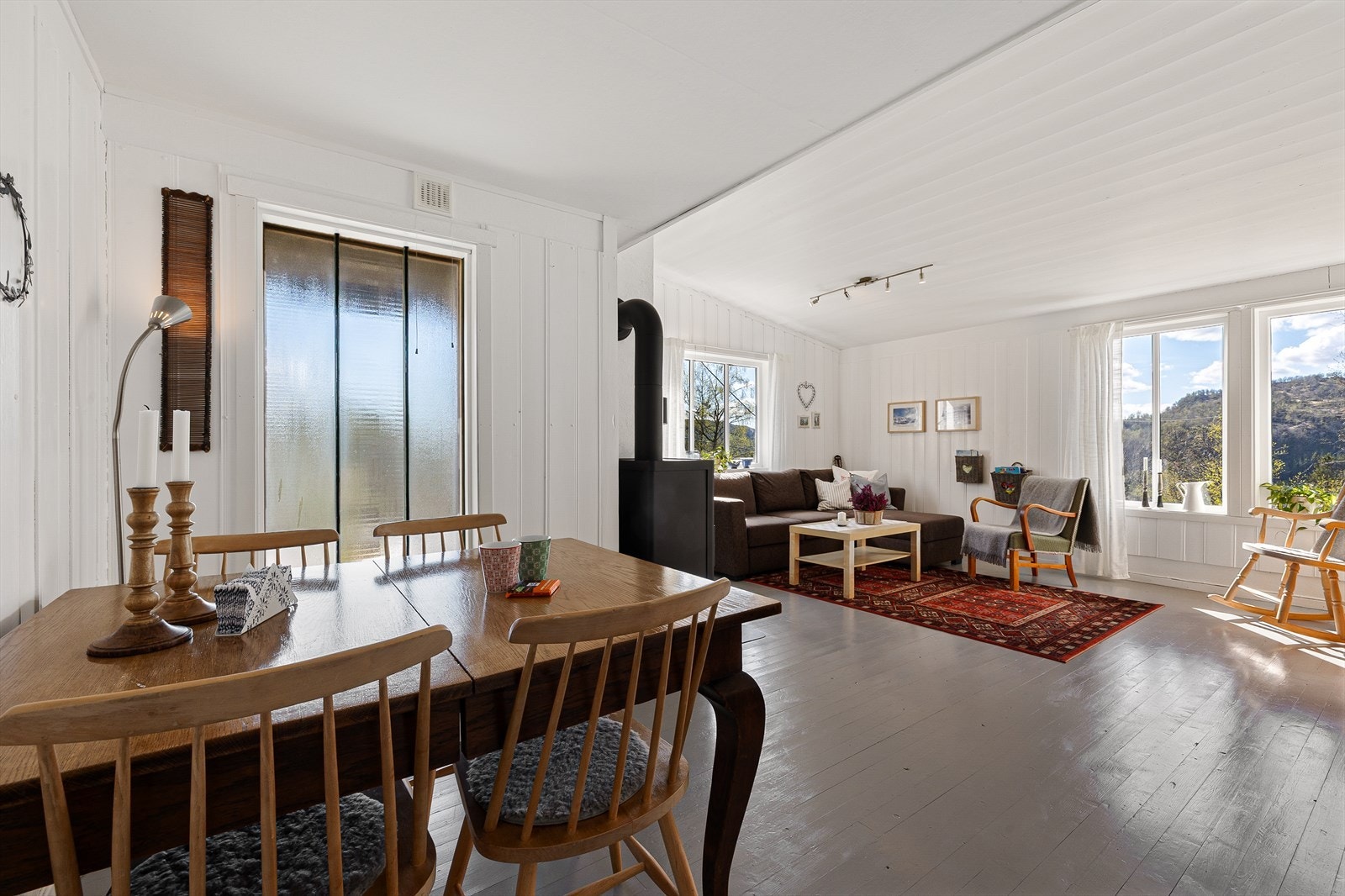 Lys og trivelig stue med fint utsyn fra vinduer Galleribilde